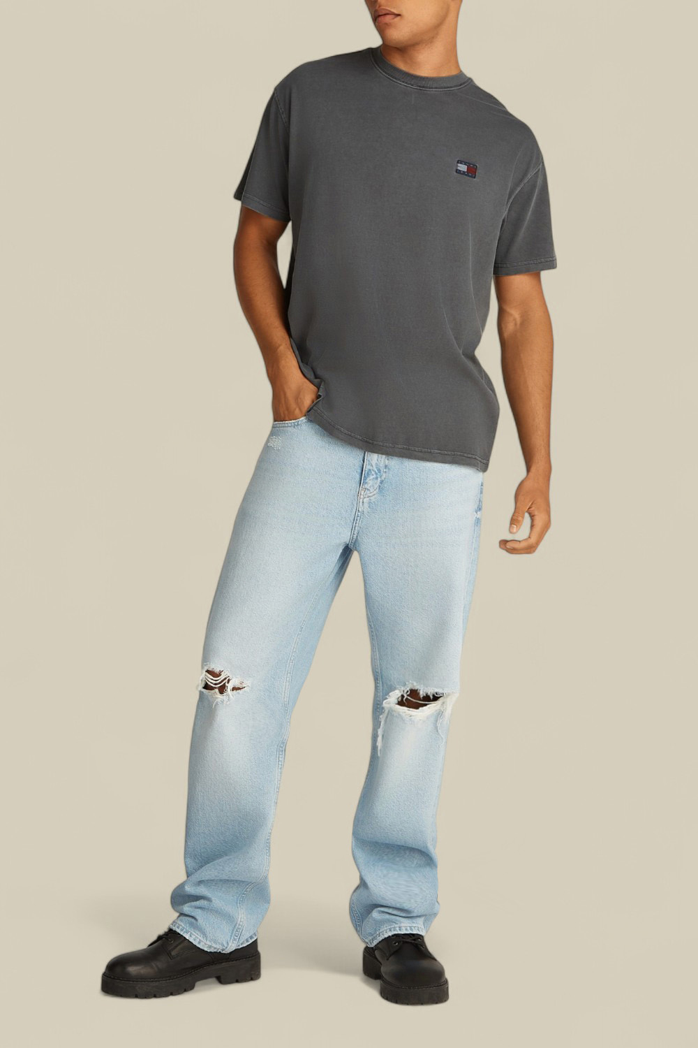 תמונת כל הלוק של חולצת טי